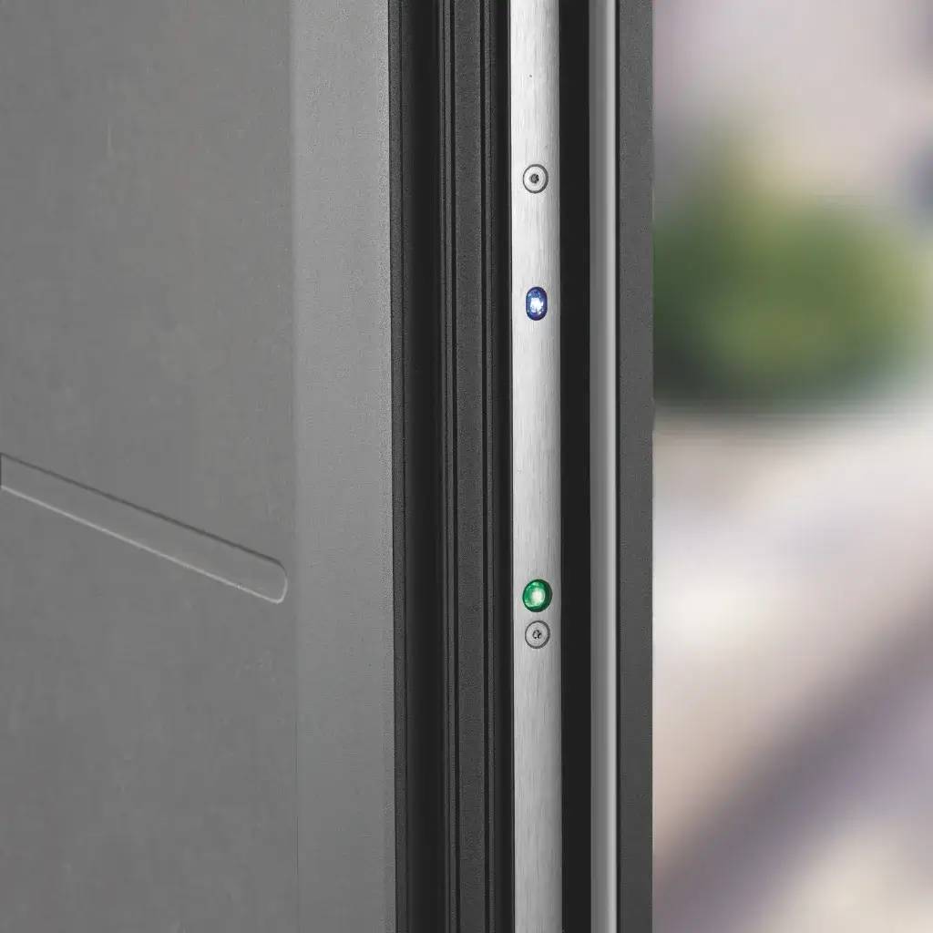 L'image montre le bord d'une porte en métal moderne avec un système de verrouillage securisé visible.
