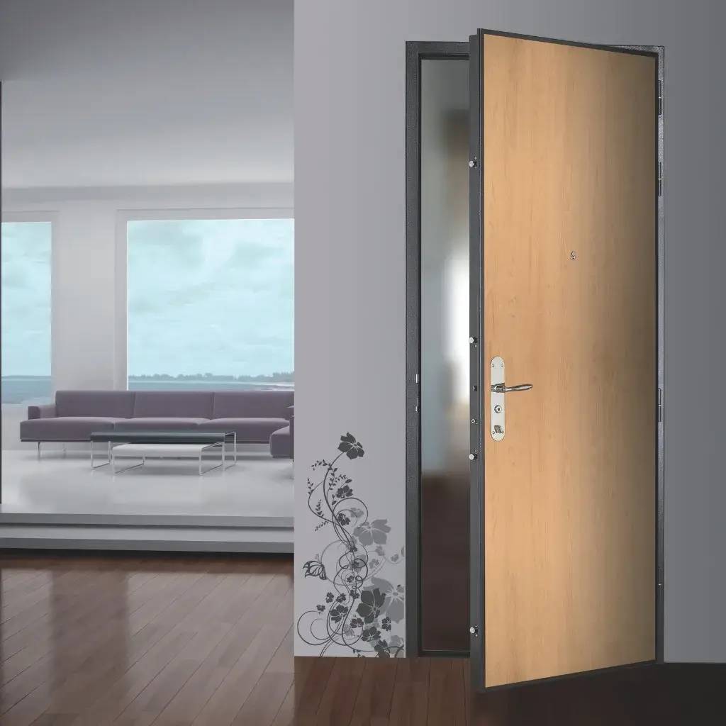 Une porte en bois clair, légèrement ouverte, avec un cadre métallique noir et un autocollant floral sur le mur, révélant un intérieur moderne avec