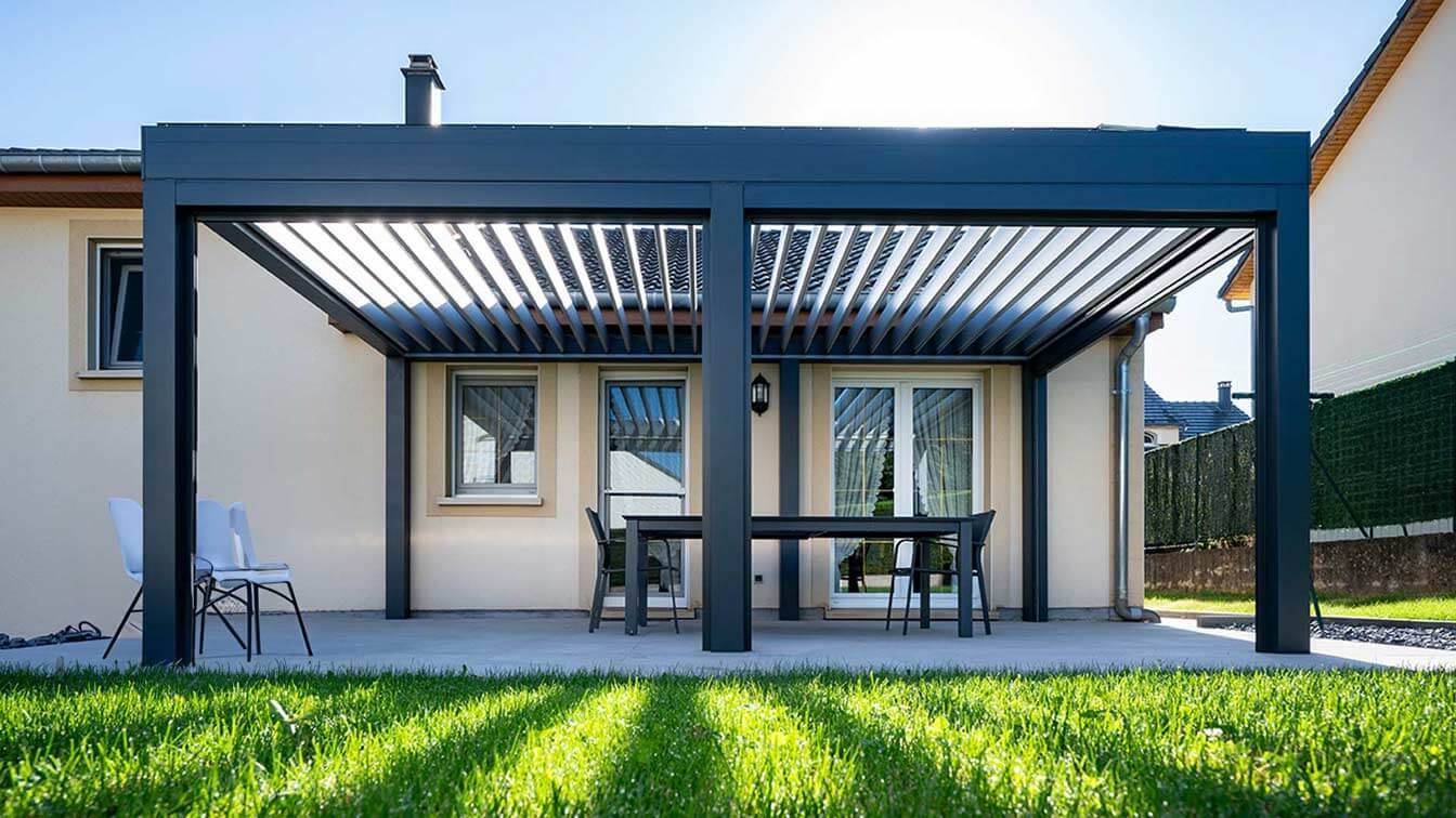 Pergola-bioclimatique-lames-orientables-pose-murale-1.jpg