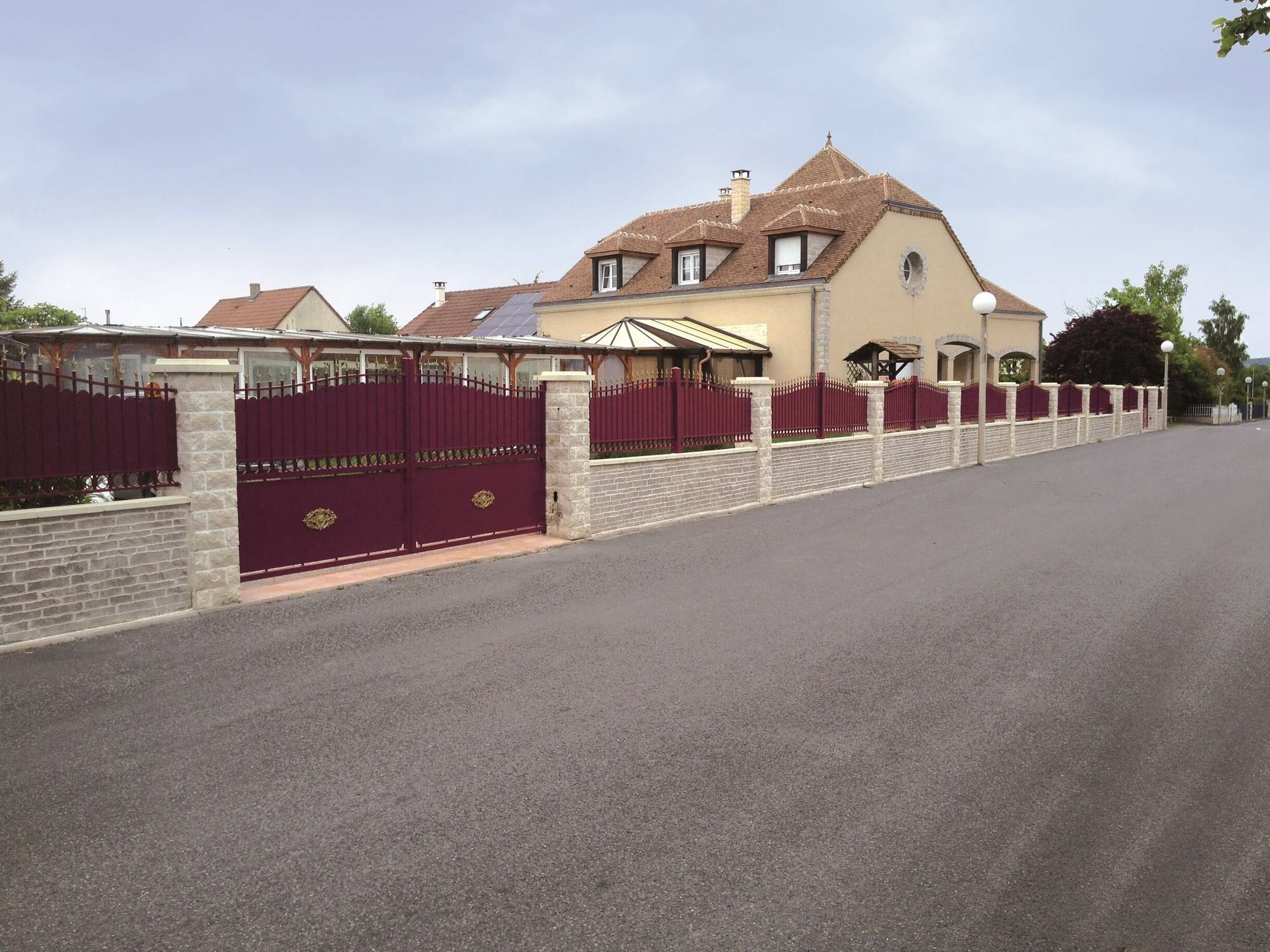 Portail battant tradition rouge