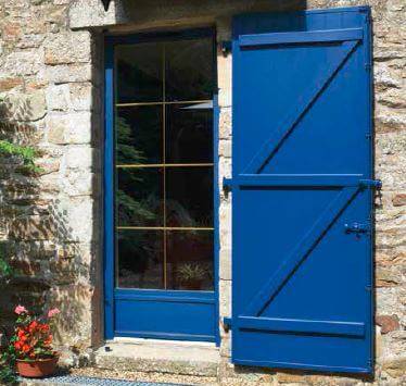 fenêtre et volet bleu extérieur