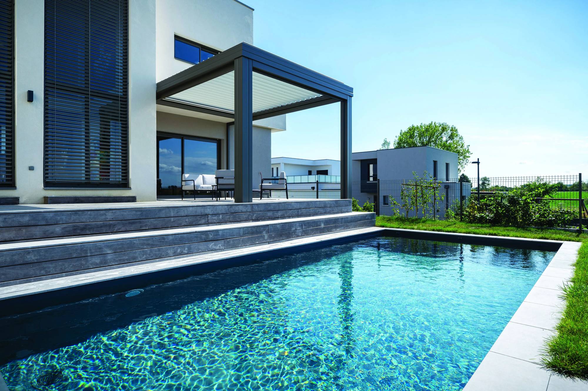 pergola_bioclimatique_au_bord_piscine_3.webp