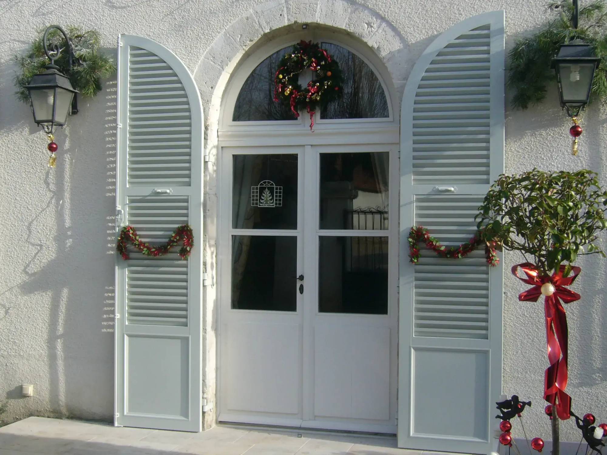 volet_battant_cintree_noel_maison_1.webp