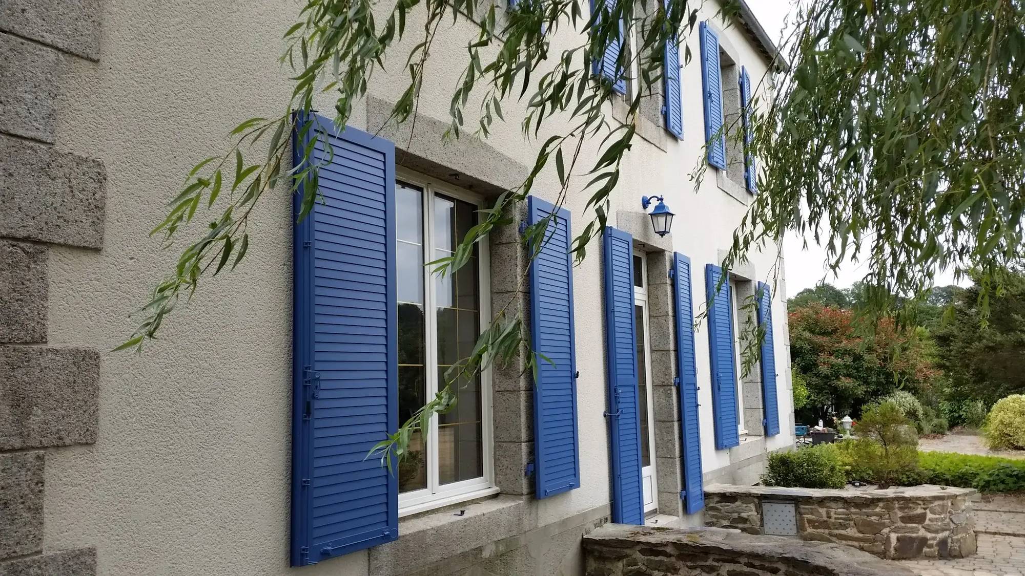 volet_bleu_maison_pierre_2.webp