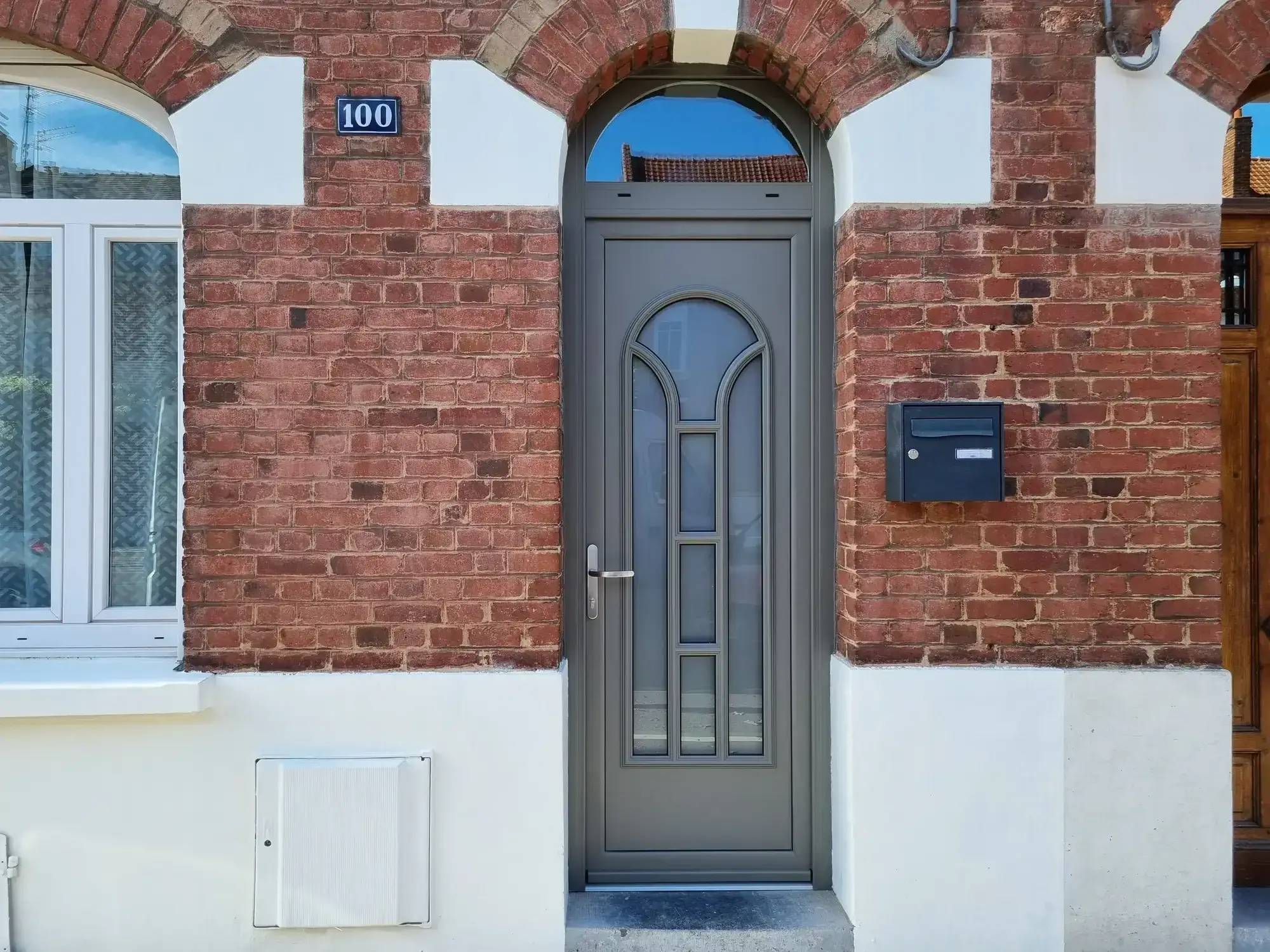 porte-entree-aluminium-maison-brique-webp.webp