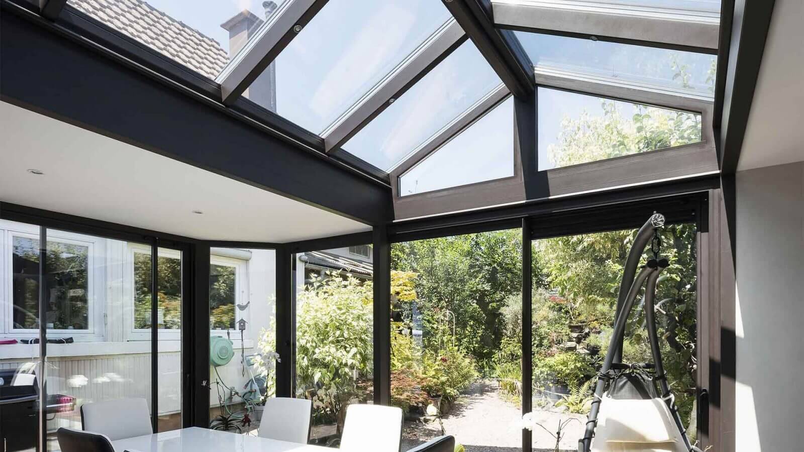 Véranda moderne gros plan sur le toit vitré vue intérieure