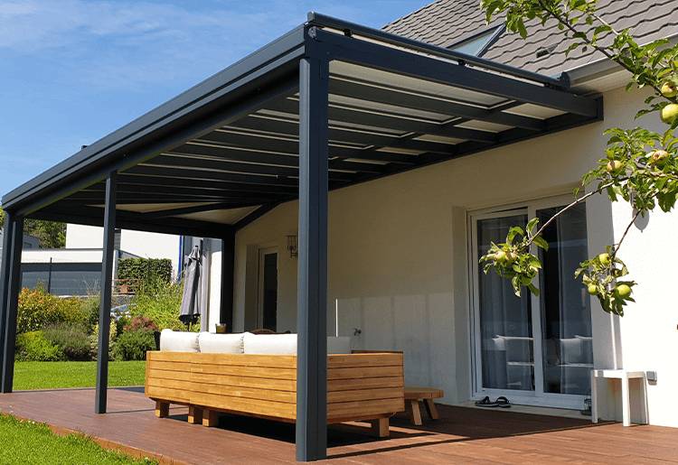pergola-contemporaine-zone-vitree-en-toiture-store-de-toiture-motorise-750-515.png