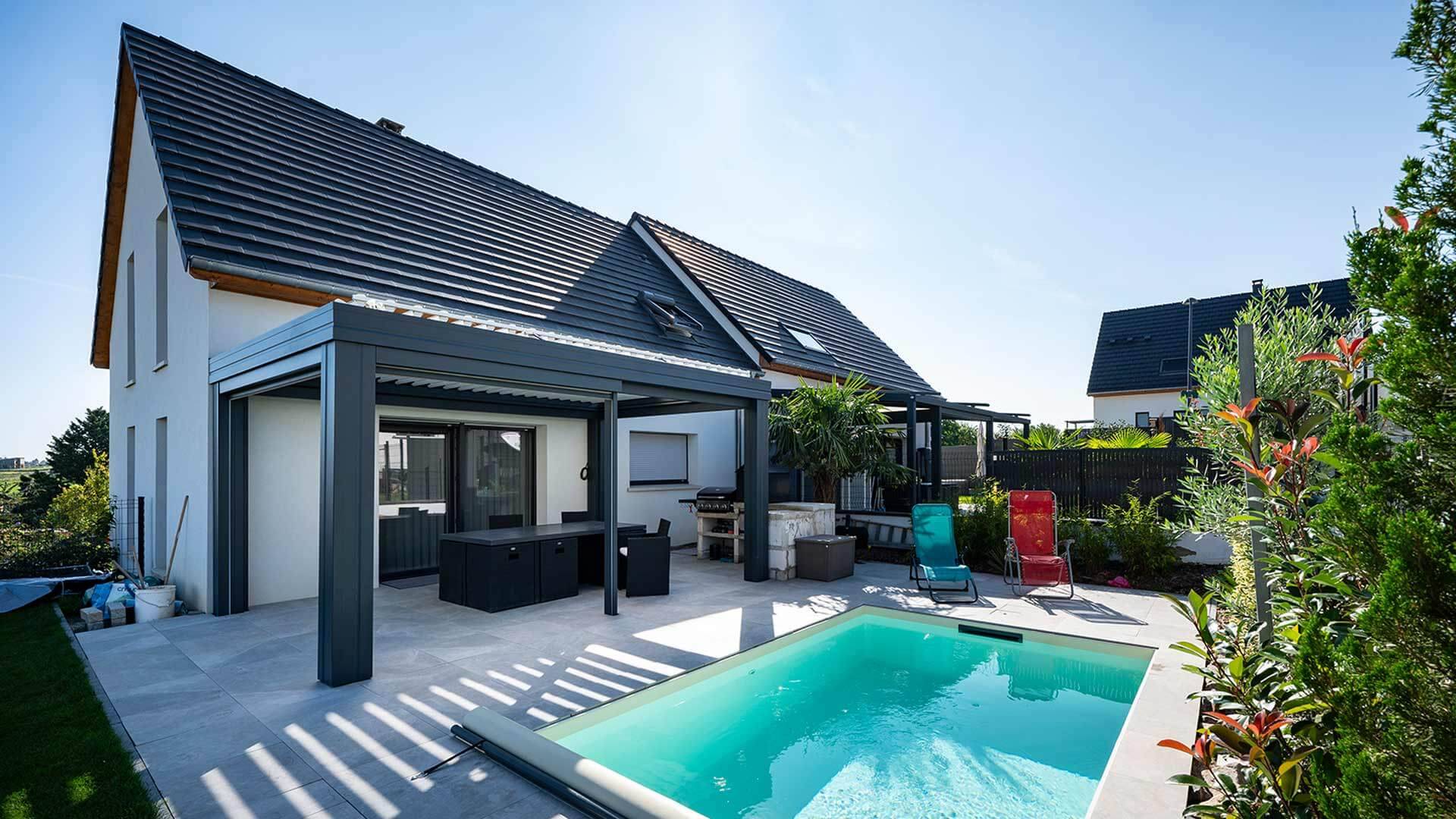 Pergola evolutive au bord d'une piscine