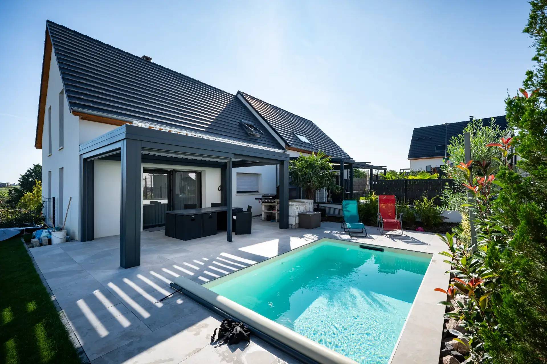 Pergola au bord d'une piscine