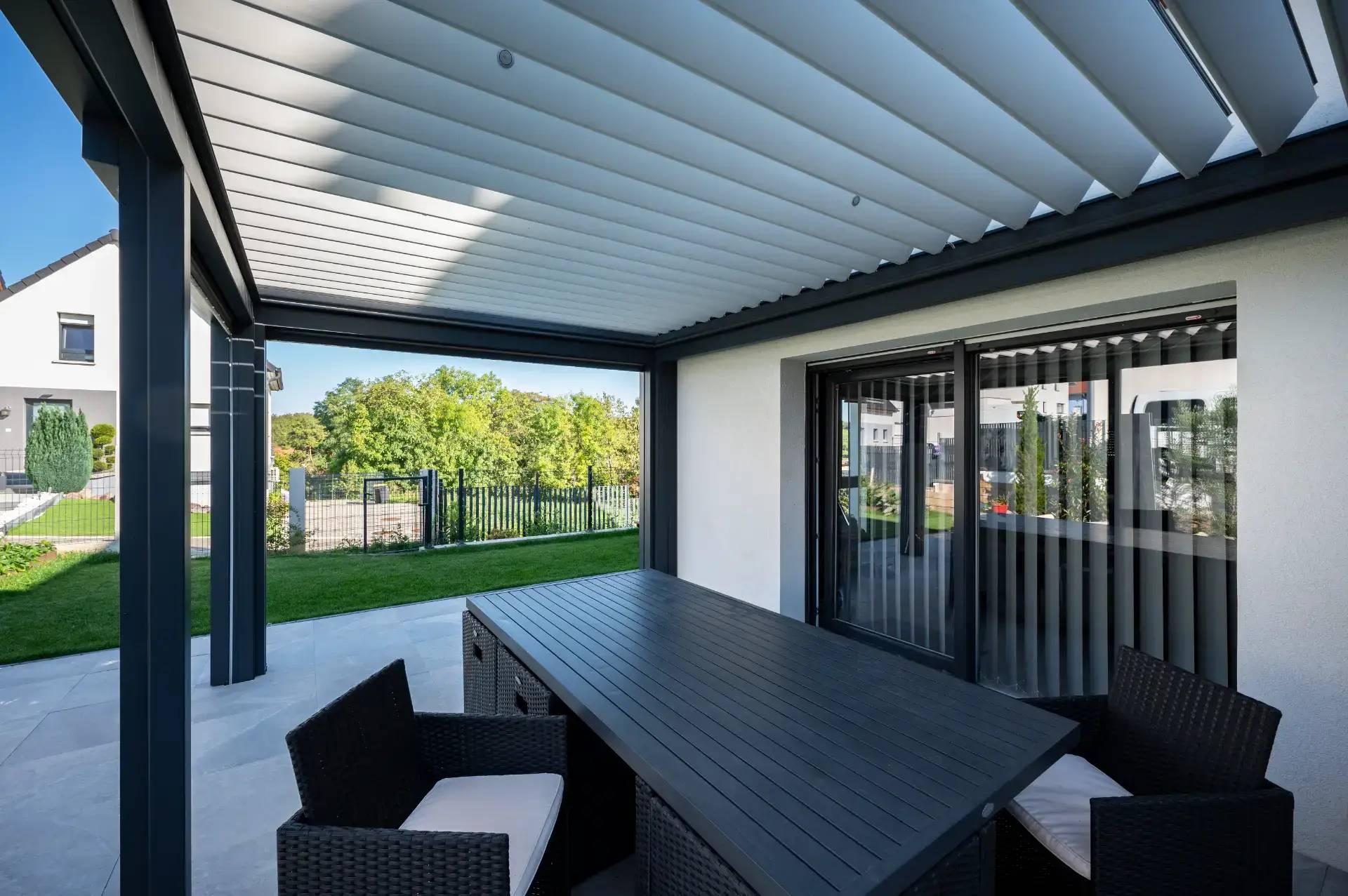 Salon de jardin vue sous pergola qui l'abrite