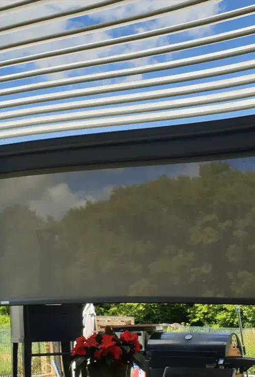 pergola-stores-exterieurs-vue-interieur-focus-stores-500-740-1.webp
