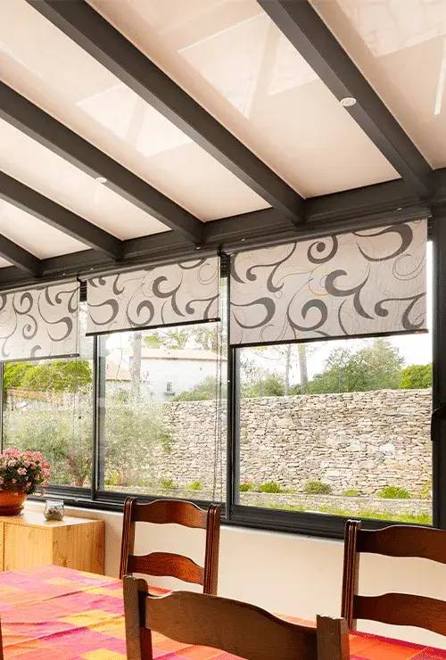 500-740-veranda-allege-en-muret-spots-led-stores-reflexion-solaire-interieur-focus-stores-1.webp