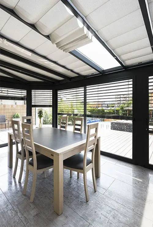 veranda-stores-toit-portrait.webp
