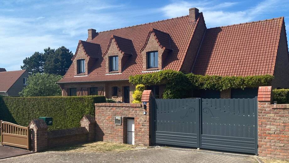 32302_maison-complete-realisee-en-aluminium-ral-7016-g-exterieur-9016g-blanc-interieur.jfif