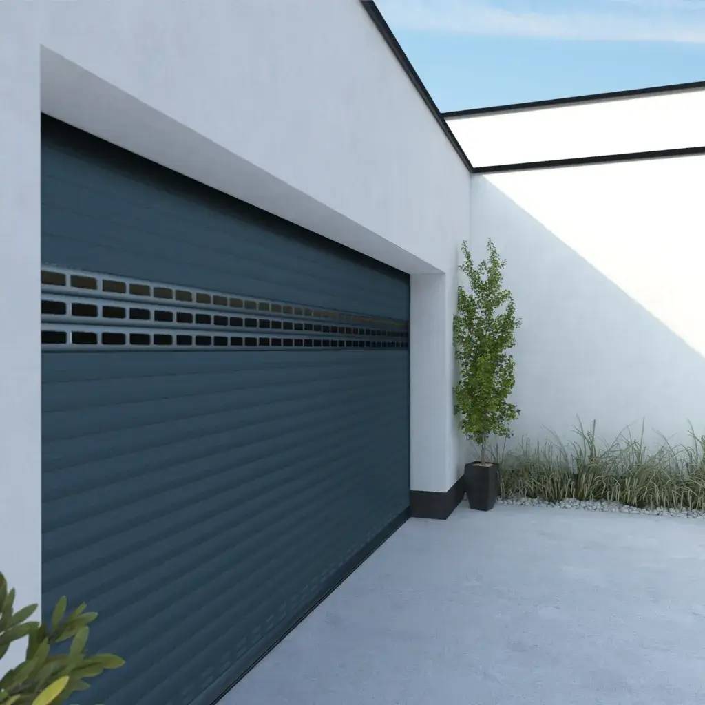 Une porte de garage moderne et sombre est encadrée par un mur blanc épuré et un petit arbre en pot.